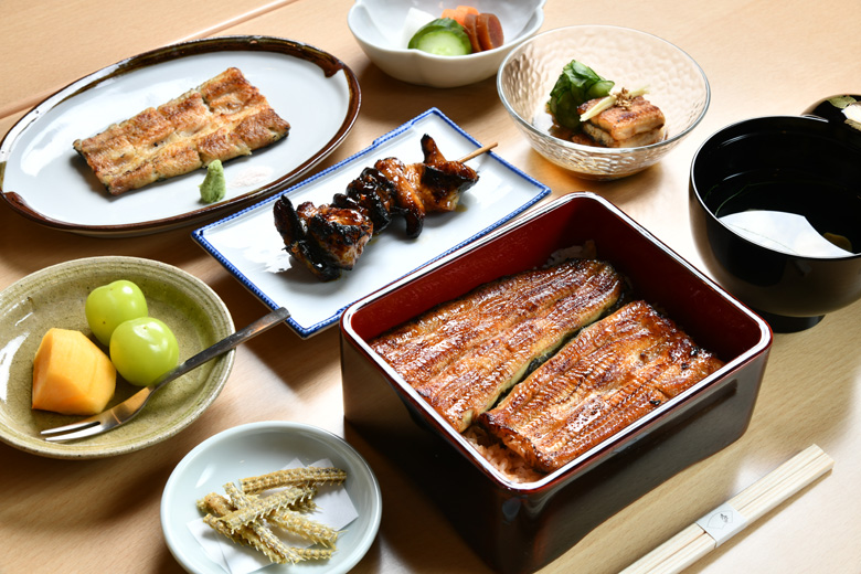 こちらは、うな喜コース10,000円になります。 選択料理で「関西風の白焼き」を選択したコースです。