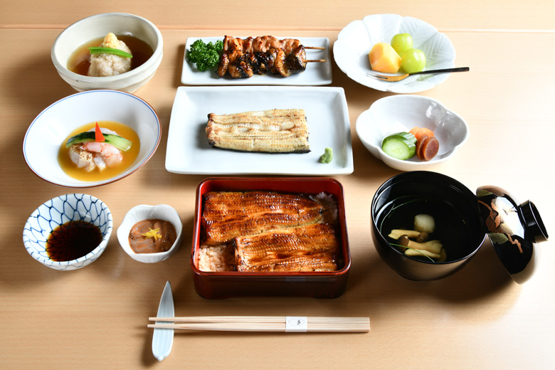 こちらは、桜コース11,300円になります。  選択料理で「関東風の白焼き」を選択したコースです。